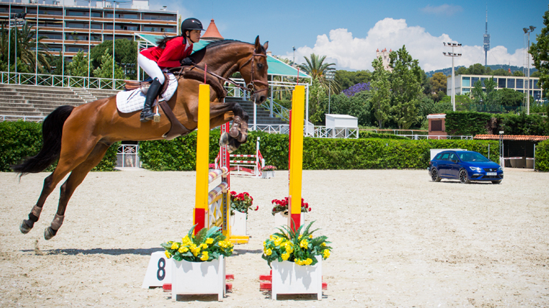 Εκπληκτική κόντρα μεταξύ του Leon Cupra και ενός αλόγου